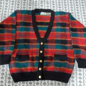 colter bay international vintage  plaid cardigan with pockets and gold buttons